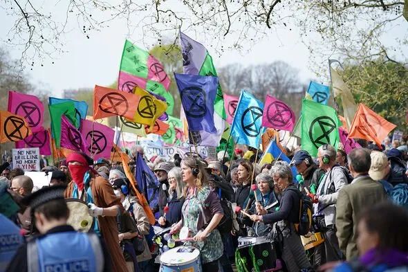 英国复活节周末各地人满为患！伦敦4座主要桥梁被“封锁”？鲍里斯被制裁！