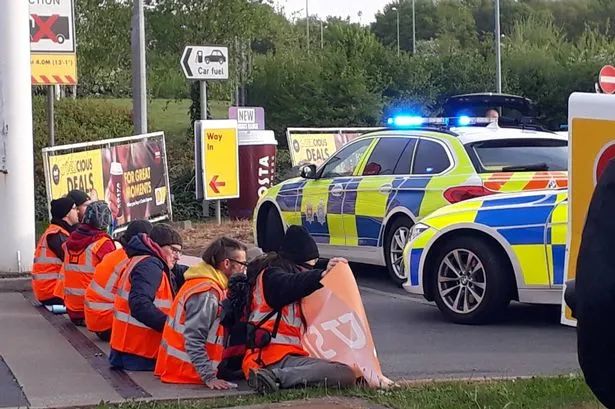 英镑再跌至新低！东航五月调整上海入境点；又一组织加入示威游行；英政府疫情贷款造成170亿英镑损失