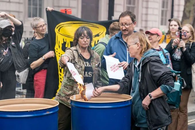 英国市中心突发大火！几周内特拉斯将被赶下台？英国多地新冠感染率上升！